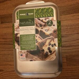 Nordic Ware Naturals Aluminum Baking Pan. Comes with top.